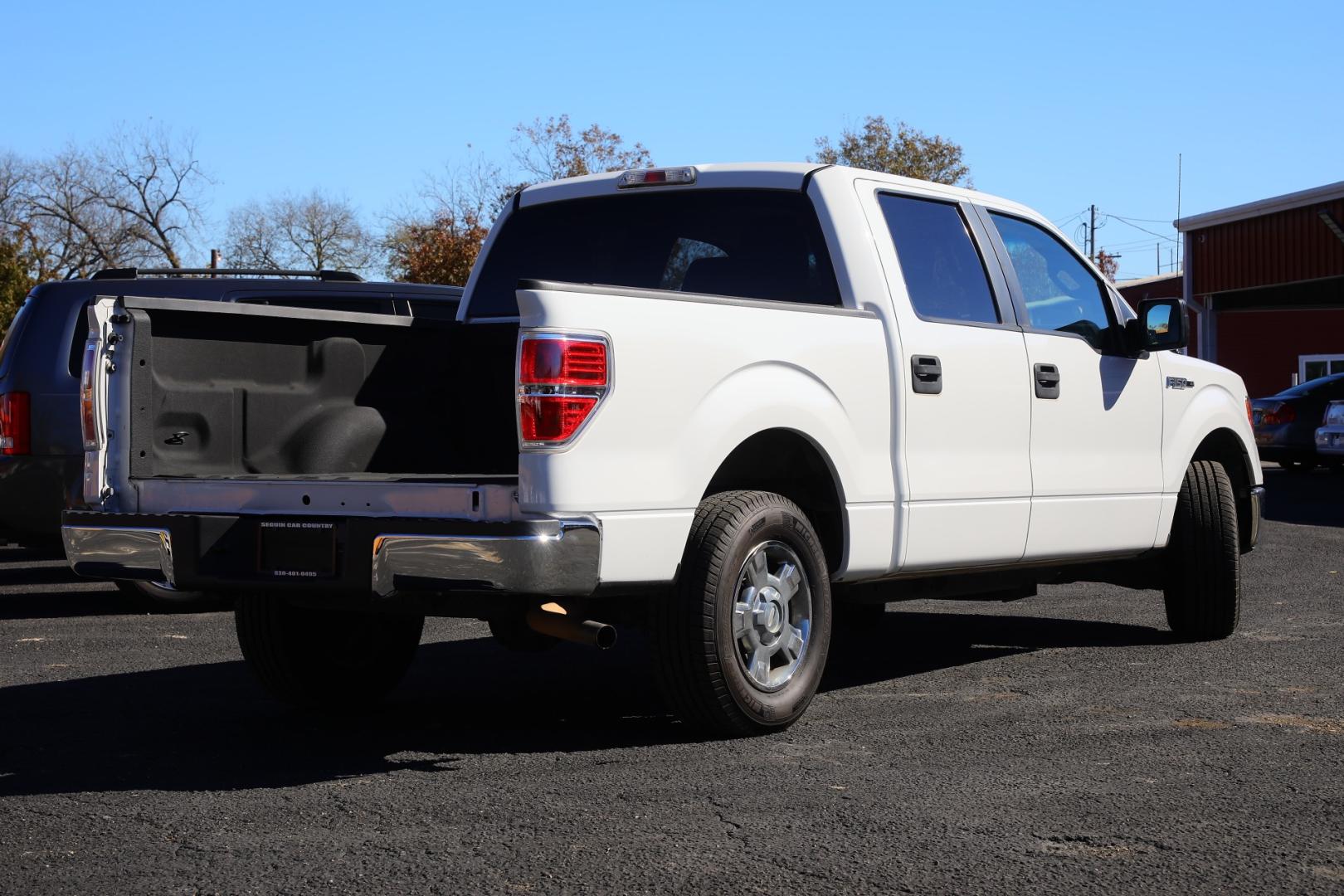 2010 WHITE FORD F-150 Lariat SuperCrew 5.5-ft. Bed 2WD (1FTEW1C81AK) with an 4.6L V8 SOHC 24V engine, 4-SPEED AUTOMATIC OR 6-SPEED AUTOMATIC transmission, located at 420 E. Kingsbury St., Seguin, TX, 78155, (830) 401-0495, 29.581060, -97.961647 - Photo#4